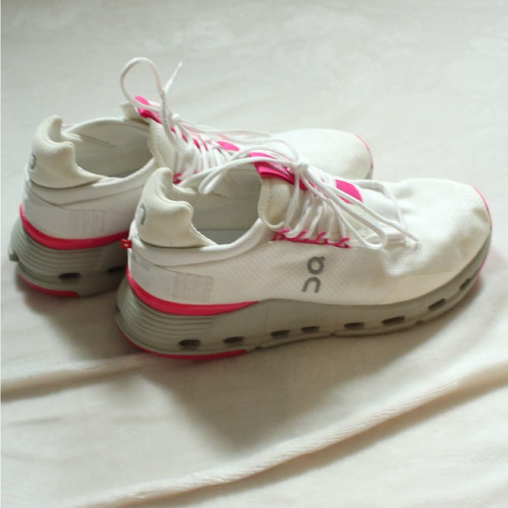 On cloud Women's White and Pink Running Shoes